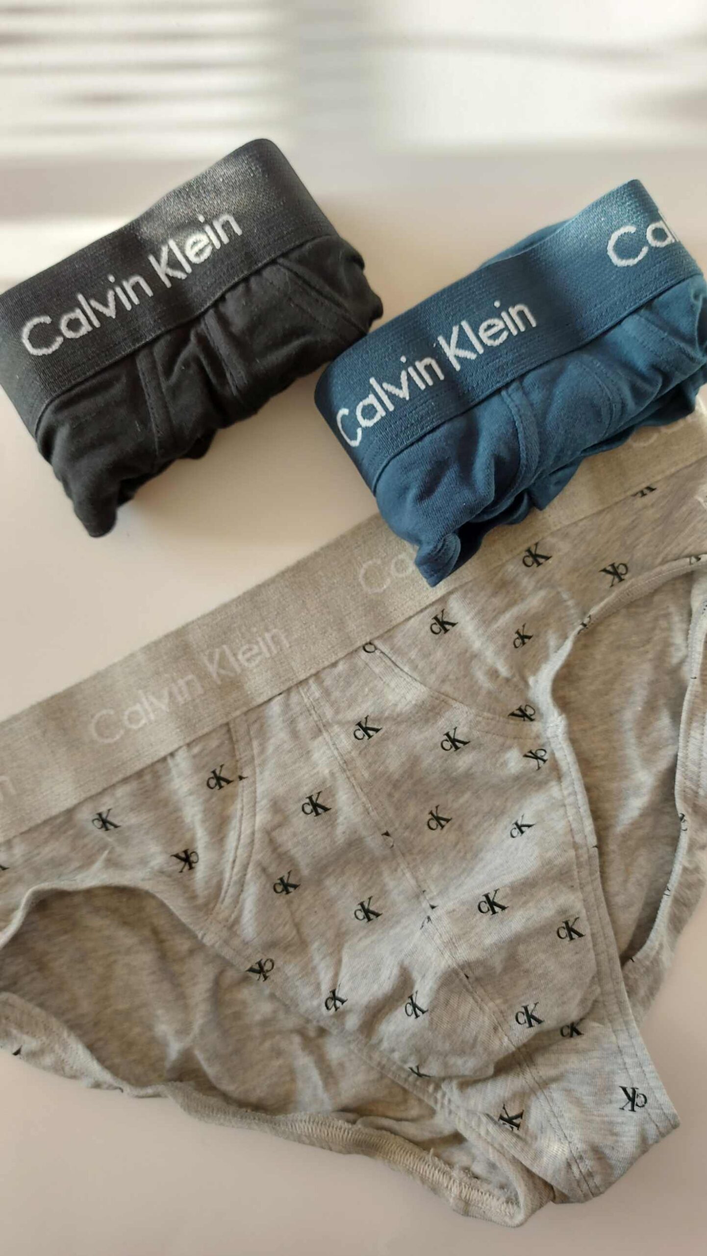 3 PACK SLIP UOMO CALVIN KLEIN IN COTONE NERO, BLU E GRIGIO CON PICCOLI LOGHI - immagine 2