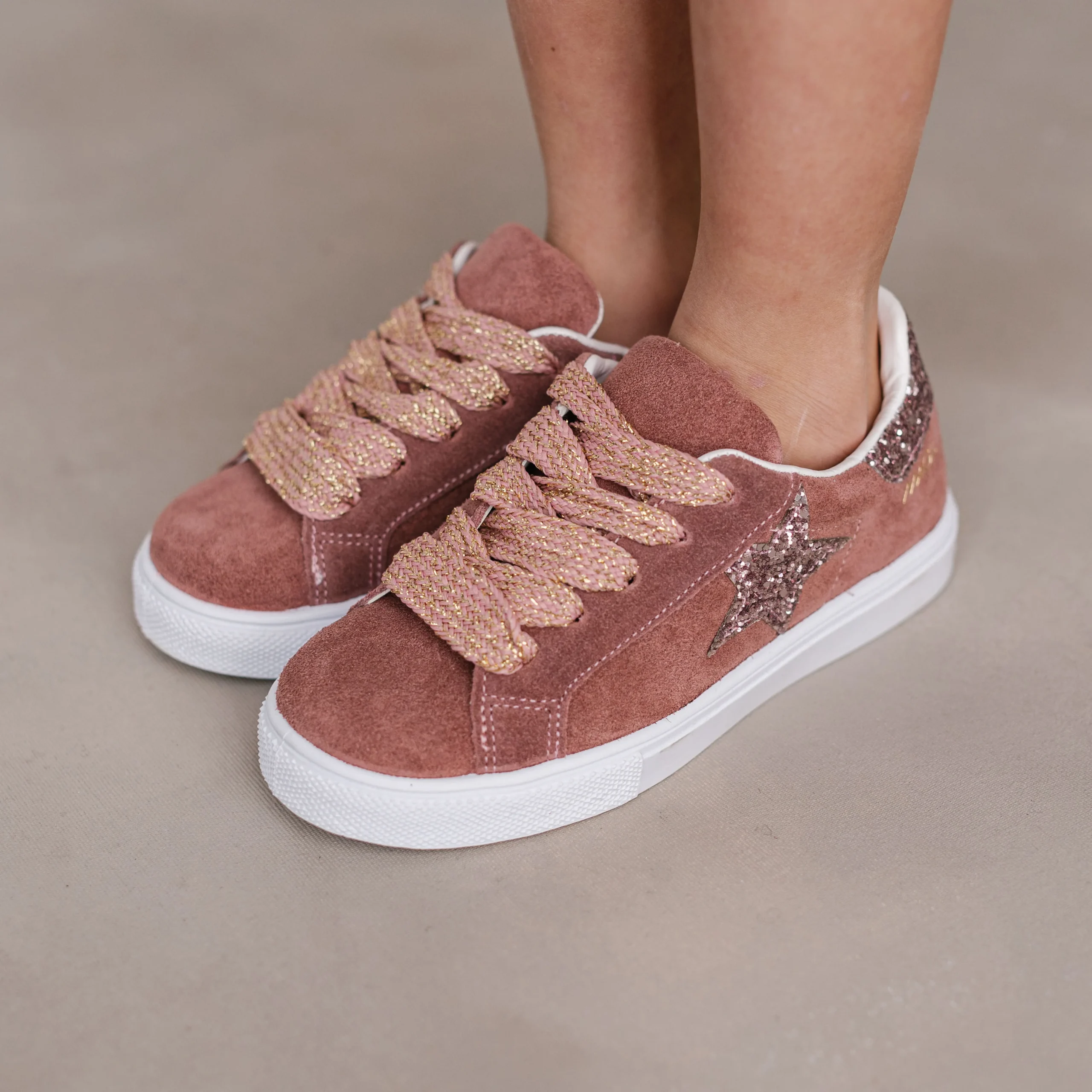 SNEAKERS SCAMOSCIATA CON STELLA GLITTER - immagine 2