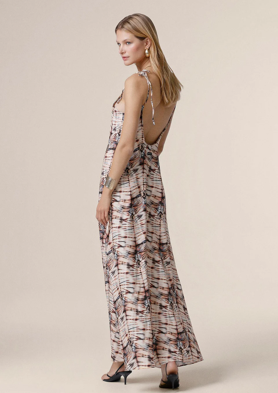 ABITO LUNGO DONNA ME FUI CON SCOLLO SULLA SCHIENA E BRETELLINA REGOLABILE FANTASIA NEI COLORI DEL BEIGE E MARRONE - immagine 3