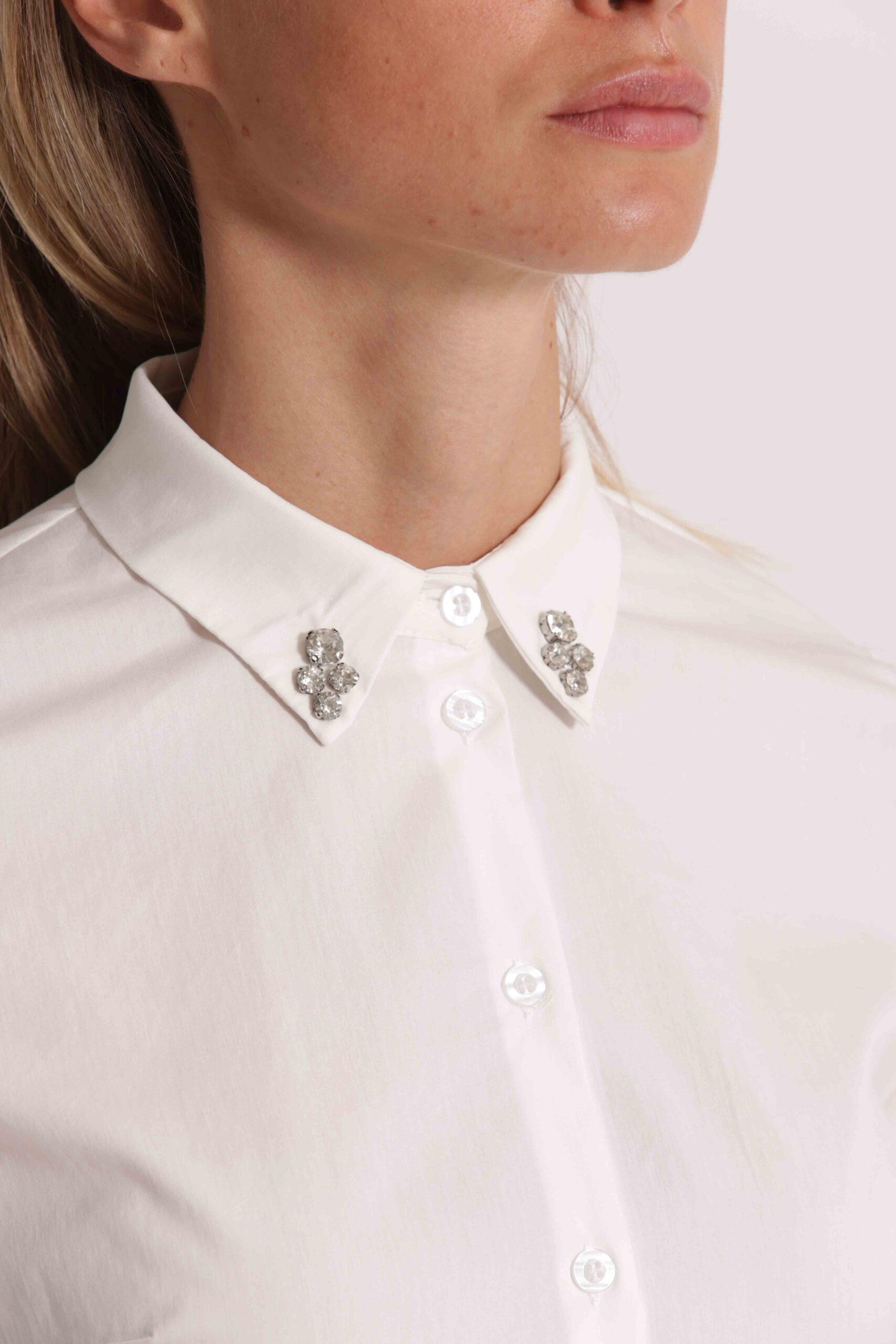 Camicia Bianca Mimì Muà Firenze con Colletto Gioiello e Strass – Made in Italy - immagine 3